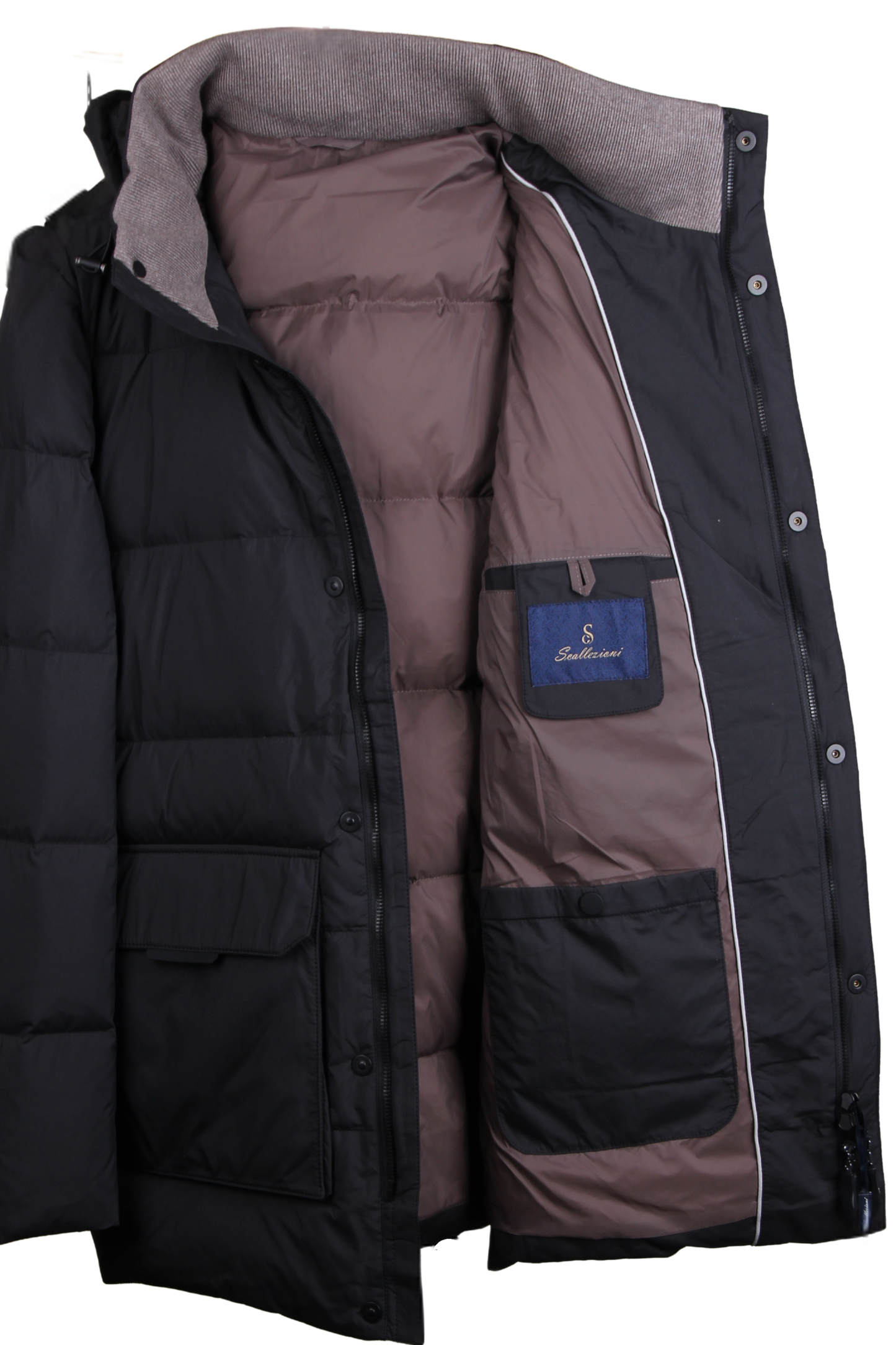 Черный пуховик с капюшоном