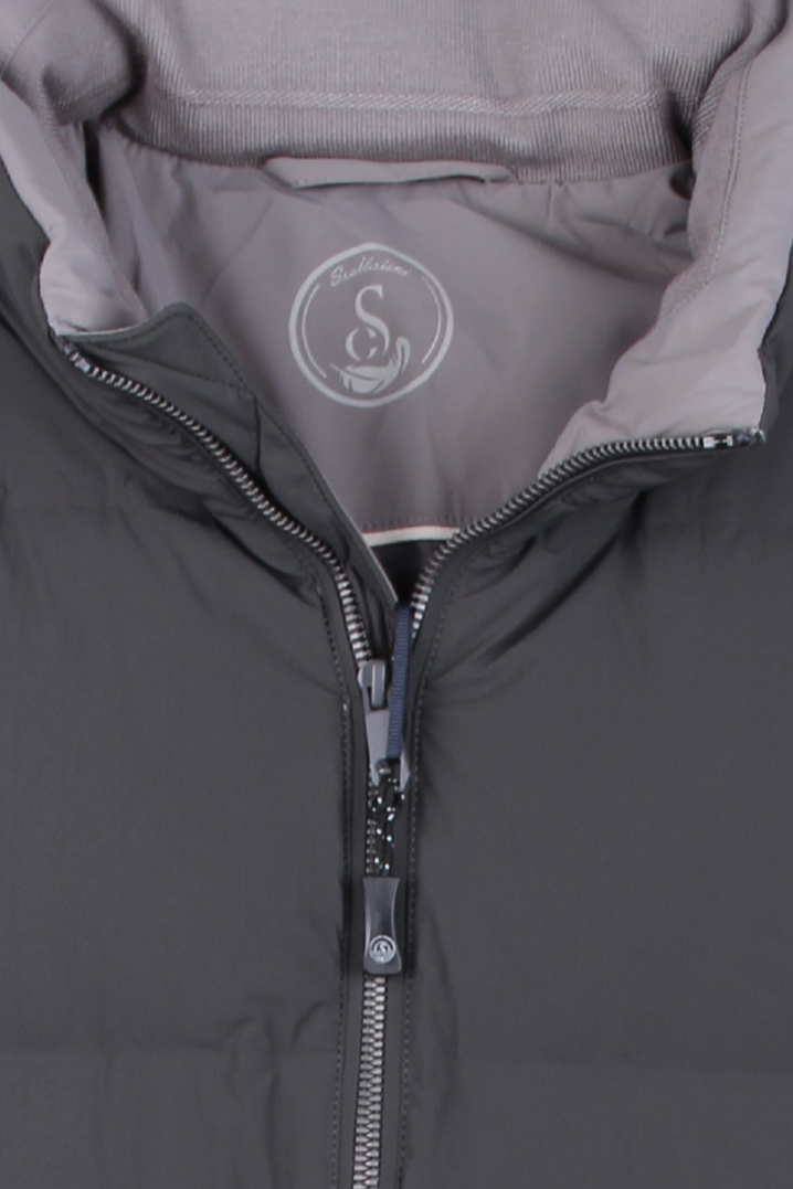 Серая куртка с воротником-стойкой
