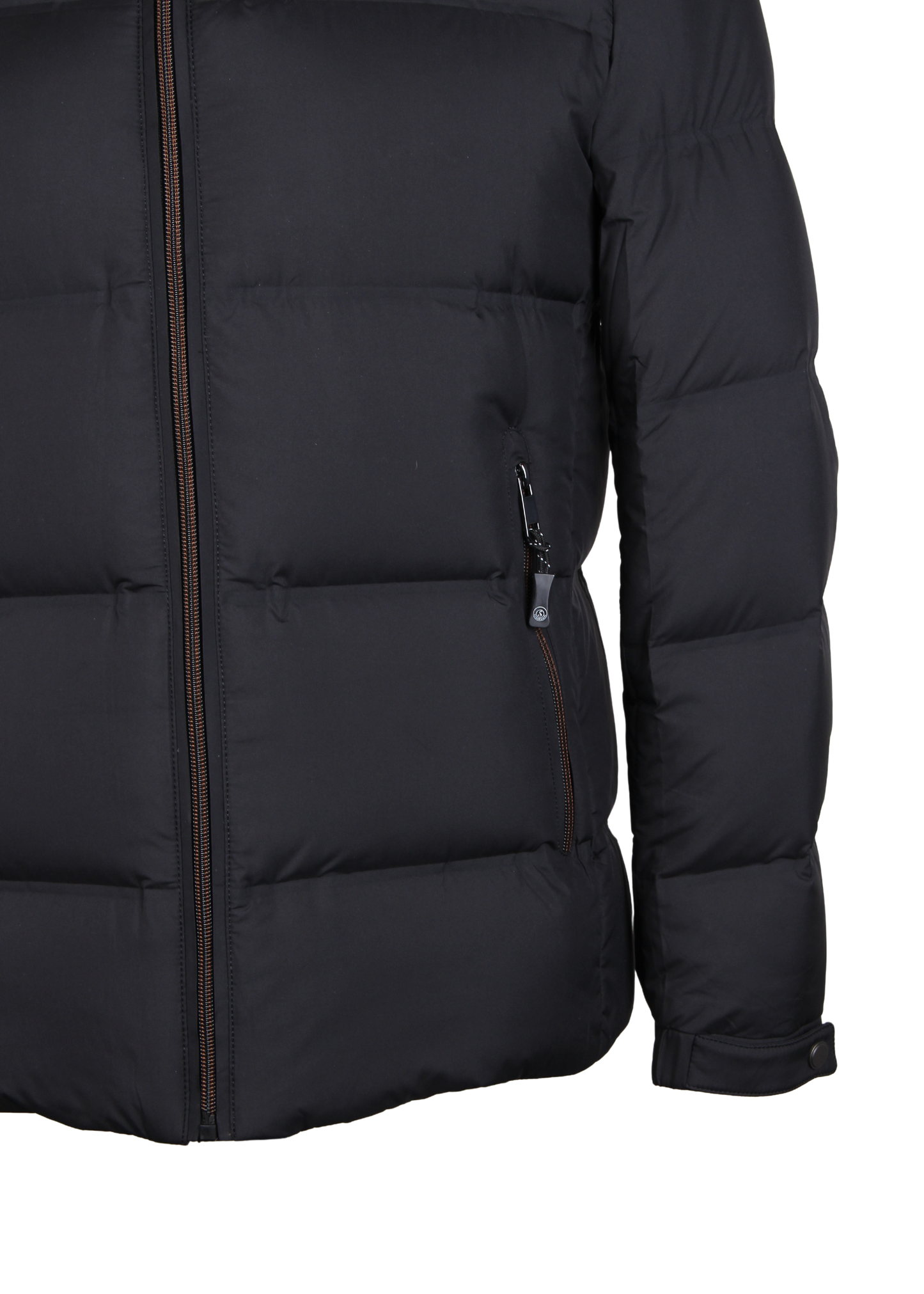 Черная пуховая куртка