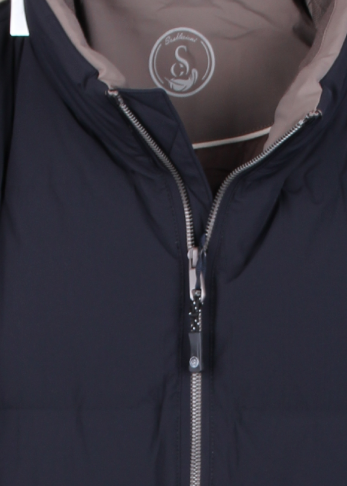 Темно-синяя куртка с воротником-стойкой